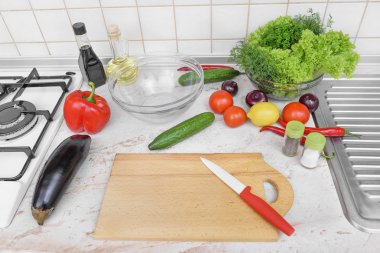 Mutfakta salatası Dilimleme için hazırlık.