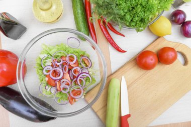 Kırmızı soğan halkaları salata dilimlenmiş.