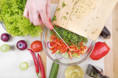 Kadınların elleri kıyılmış yeşillikleri.