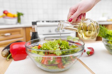 Zeytinyağı salata sulanır.