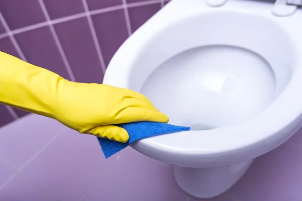As mãos lavam o vaso sanitário . — Fotografia de Stock