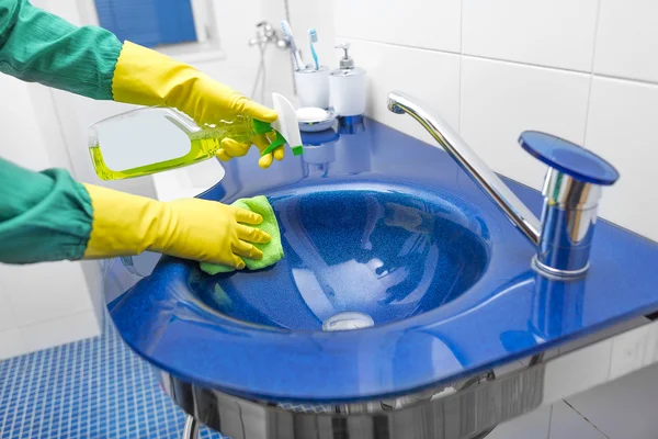 Wash the sink with detergent. — Stock Photo, Image
