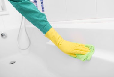 Sarı eldiven elinde lavabo yıkar.