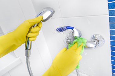 Duş elinde temizlik.