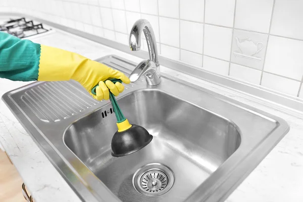 Cleaning the old sinks. — Stock Photo, Image