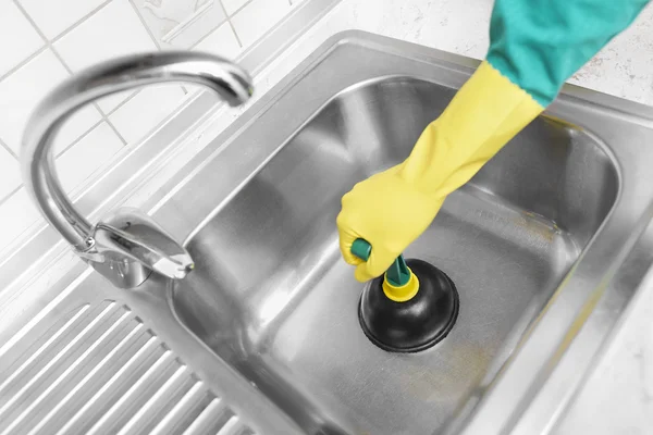 Cleaning the old sinks. — Stock Photo, Image