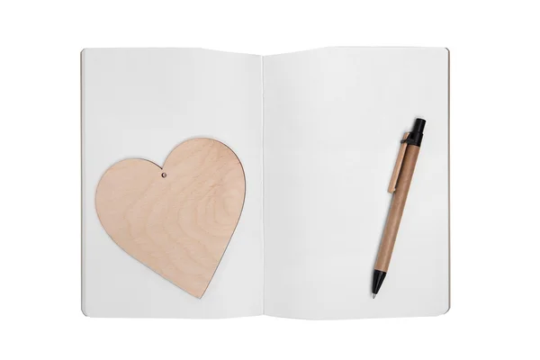 Carnet ouvert avec stylo et coeur . — Photo