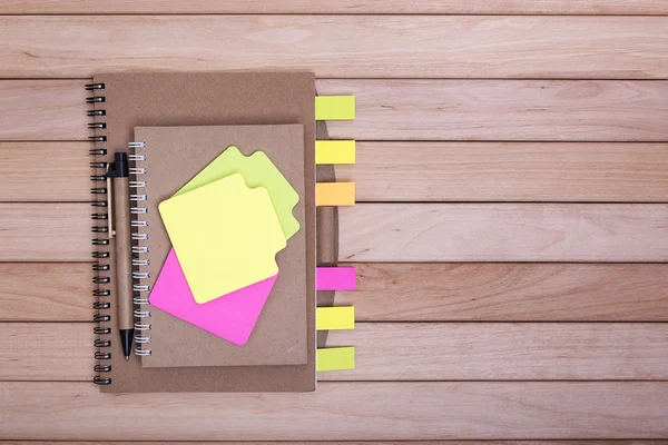 Cuadernos con pegatinas en el fondo de tablas de madera . —  Fotos de Stock