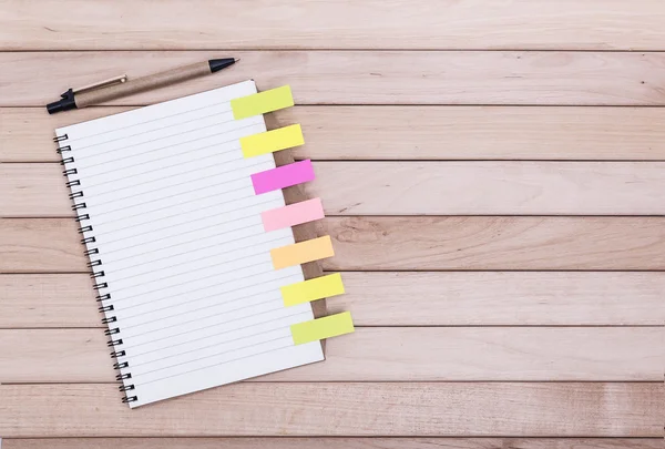 Cuadernos con pegatinas en el fondo de tablas de madera . — Foto de Stock