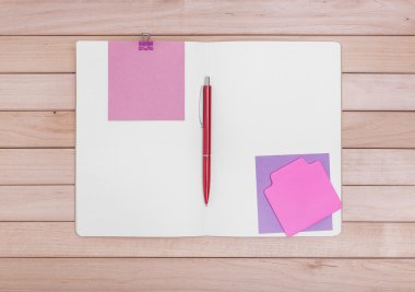 Arka plan ahşap kurulların çıkartmaları ile dizüstü bilgisayar.