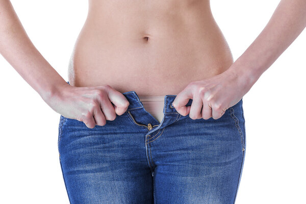 Женщина носит маленькие джинсы
.