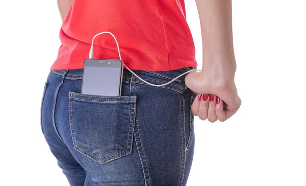 Menina ouvindo música em seu telefone . — Fotografia de Stock