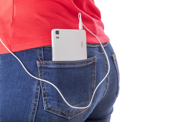 Menina ouvindo música em seu telefone . — Fotografia de Stock