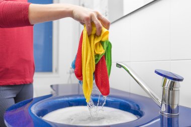 El çamaşır yıkamak.