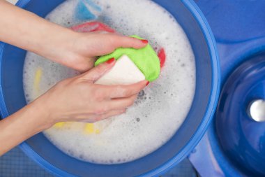 Sabun ve su ile yıkayın.