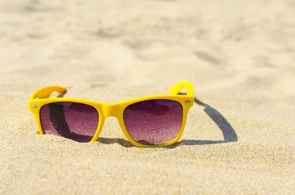 Zonnebril op het strand — Stockfoto