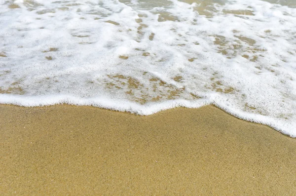 Mousse marine sur le sable . — Photo