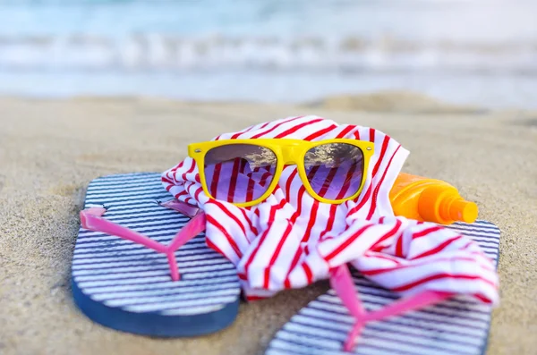 Saker är utspridda på stranden. — Stockfoto