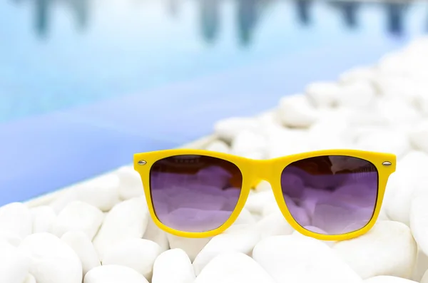 Solglasögon på vitt grus. — Stockfoto