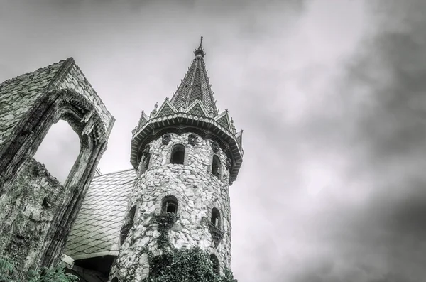 Dark sky over the castle. — Stock Photo, Image