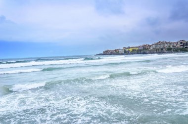 Evlerin zemin üzerine dalgalar deniz.