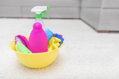 Havzasında halı yıkama.