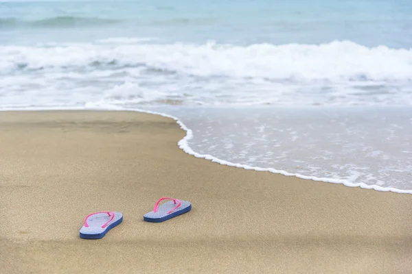 Flip-flops on the beach. — Stock Photo, Image