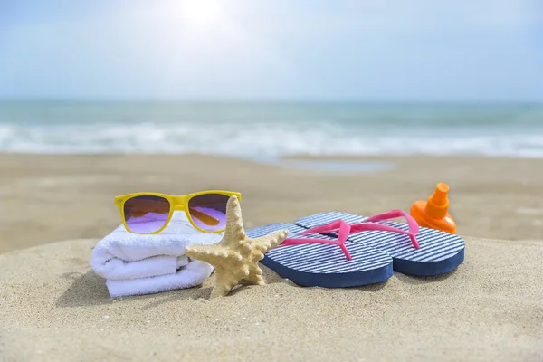 Flip-flops och skal på stranden. — Stockfoto