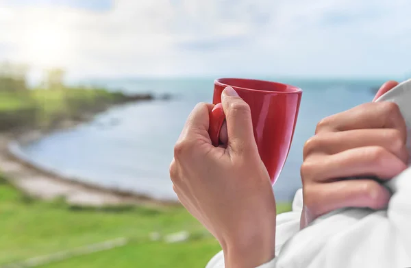 Fille avec une tasse dans les mains sur le balcon . — Photo