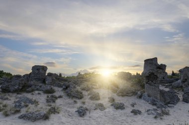 Büyük taşlarla alanı.