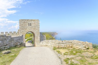 Taş kale deniz kıyısında.