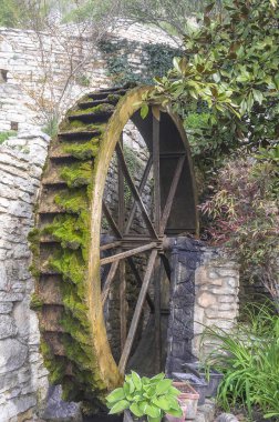 Eski su değirmen çarkı.