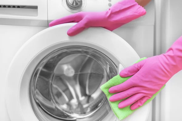 Female hand wash washing machine. — Stock Photo, Image