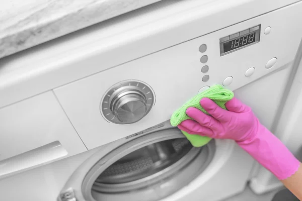 Female hand wash washing machine. — Stock Photo, Image