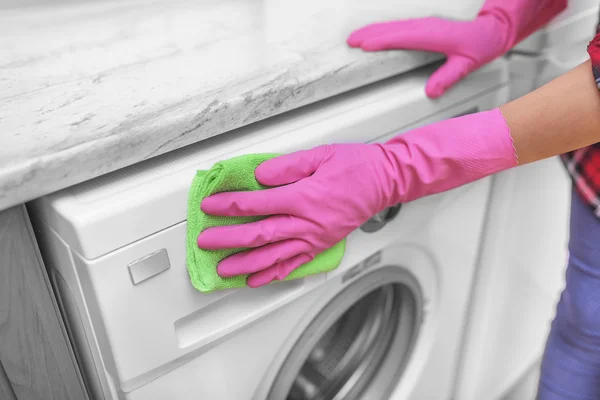 Female hand wash washing machine. — Stock Photo, Image