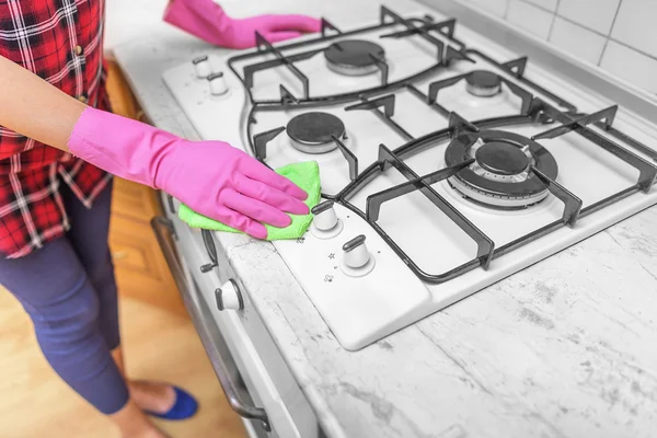 Handen in handschoenen worden gewassen de gaskachel. — Stockfoto