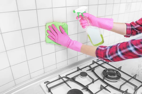 Le mani lavano le piastrelle in cucina . — Foto Stock