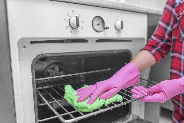 Wash the inside of the oven. — Stock Photo, Image