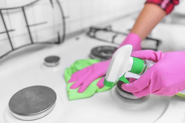 Les mains dans les gants sont lavés la cuisinière à gaz . — Photo