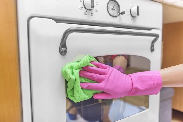 Wash the outside of oven. — Stock Photo, Image