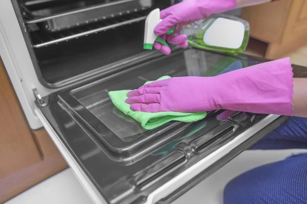 Wash the inside of the oven. — Stock Photo, Image