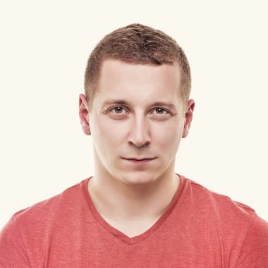 Adam kameraya bakar.