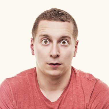 Adam çok şaşırır.