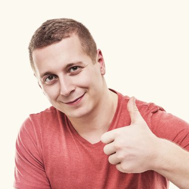 adam ok gösterir.