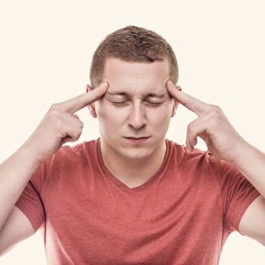 genç adam düşünüyor.