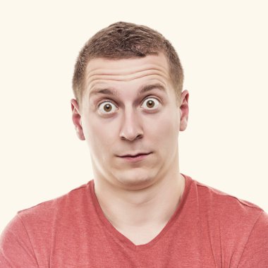 Adam çok şaşırır.