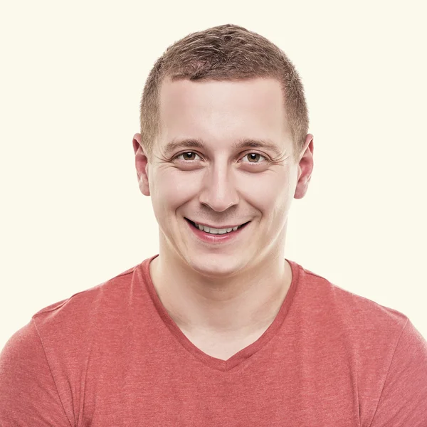 Düz ve gülümseyen adam arıyor.