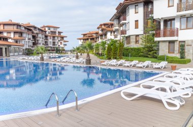 Yüzme Havuzu, şezlong karmaşık turistik bölgesinde.