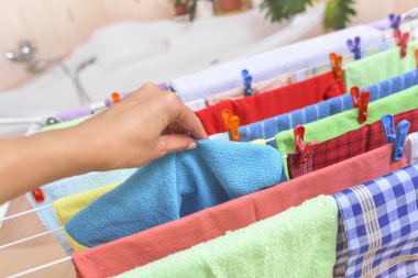 El uzakta giyim kurutucu alır..