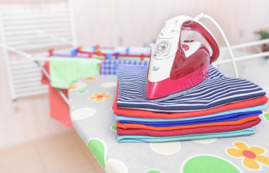 Demir ve ütülü elbiseler.